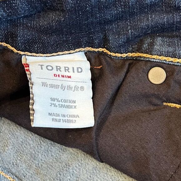 Torrid Classic Skinny Short - Vintage Stretch Dark Wash Size 18 - Picture 3 of 4